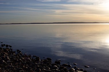 Kayalık sahil manzaralı güzel bir gün doğumu.