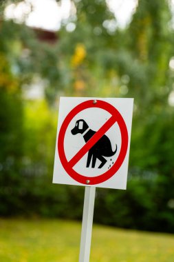 Halk parkında köpek kakası tabelası yok. Bulanık arkaplan.