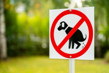 Halk parkında köpek kakası tabelası yok. Bulanık arkaplan.