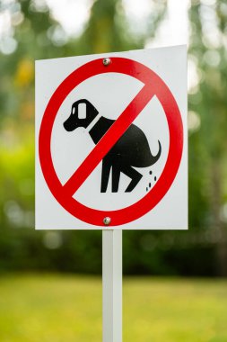 Halk parkında köpek kakası tabelası yok. Bulanık arkaplan.