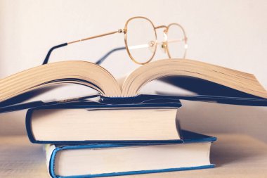 Gözlükler kitapların üstünde. öğrenim kavramı.