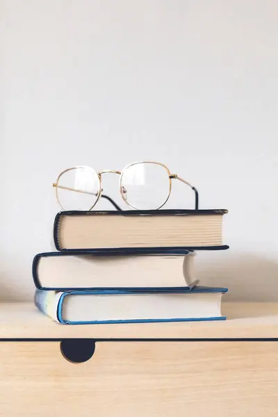 Gözlükler kitapların üstünde. öğrenim kavramı.