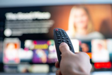 Akıllı TV uzaktan kumandası kullanarak insanların el değiştirme programları. Görüntüyü kapat.
