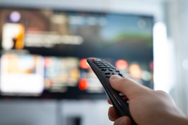 Akıllı TV uzaktan kumandası kullanarak insanların el değiştirme programları. Görüntüyü kapat.