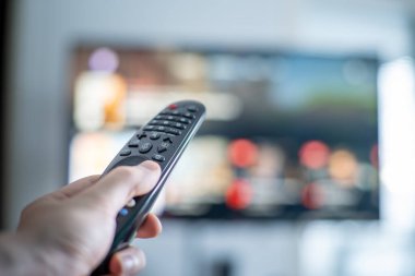 Akıllı TV uzaktan kumandası kullanarak insanların el değiştirme programları. Görüntüyü kapat.