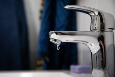 Damlayan bir musluğun yakın plan görüntüsü.