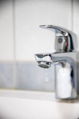 Damlayan bir musluğun yakın plan görüntüsü.