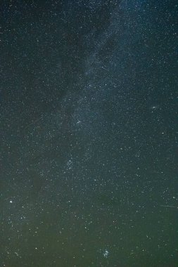 Gece gökyüzü yıldızlar ve galaksi uzayda