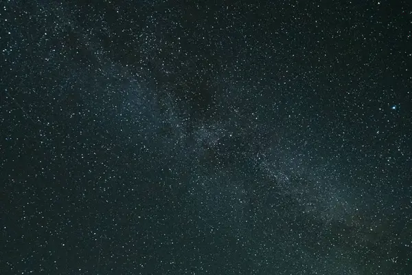 Gece gökyüzü yıldızlar ve galaksi uzayda