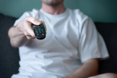 Sıradan insanların elinde uzaktan kumandayı kapat