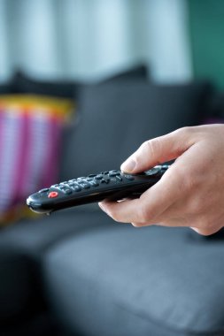 Sıradan insanların elinde uzaktan kumandayı kapat
