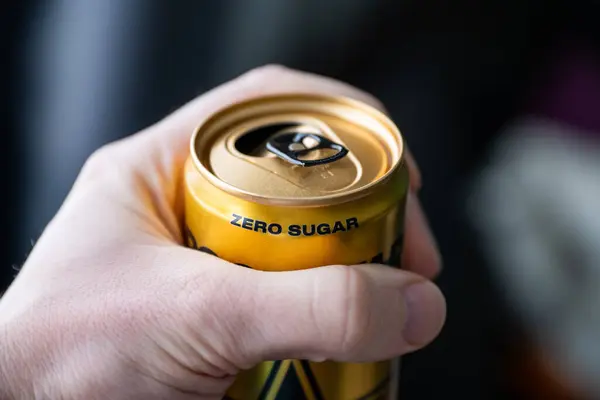 Sıfır şekerli soda kutusunu tutarken elinizi kapatın..