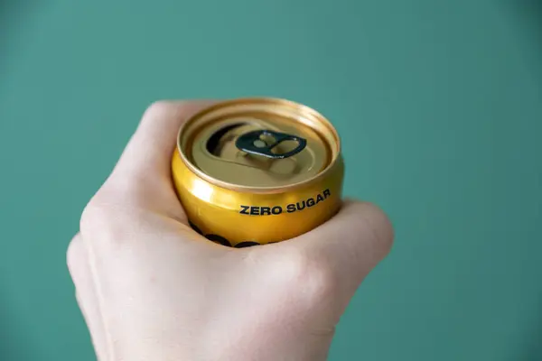 Sıfır şekerli soda kutusunu tutarken elinizi kapatın..