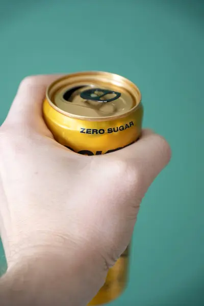 Sıfır şekerli soda kutusunu tutarken elinizi kapatın..