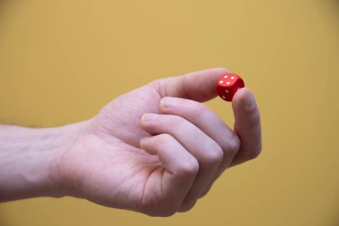 Kırmızıyı tutan bir insan eli sarı zemin üzerinde ölür.