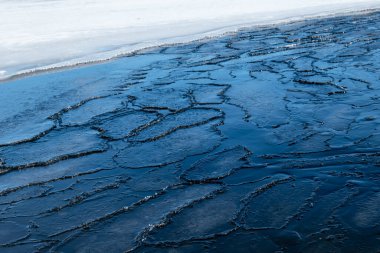 Göl kıyısında buzlar eriyor. bahar konsepti.