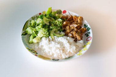 Tabakta pirinç, chiken ve brokoli. sağlıklı gıda ve diyet konsepti.