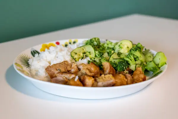 Tabakta pirinç, chiken ve brokoli. sağlıklı gıda ve diyet konsepti.