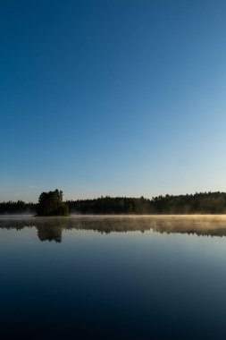 Sunrise 'daki Sakin Göl. Hafif Sis ve Woodland ile birlikte. Fotoğraf Finlandiya 'da çekildi.