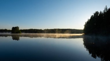Sunrise 'daki Sakin Göl. Hafif Sis ve Woodland ile birlikte. Fotoğraf Finlandiya 'da çekildi.