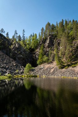 Serene Ormanı Gölü Engebeli Kayalıkların Arasında Tüylü Yeşil Ağaçları Açık Mavi Gökyüzünün Altında Yansıtan