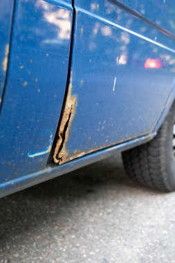 Paslı arabanın kapısının alt tarafını kapatın.