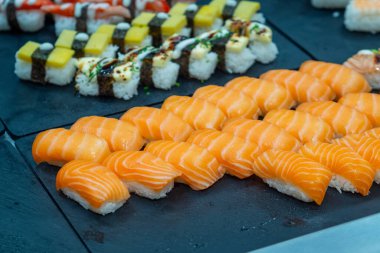 Taze Somon Nigiri ve Çeşitli Suşi Rolls Lezzetli Sunum