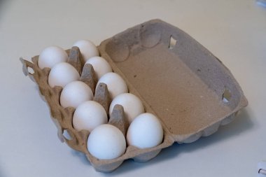 Bir karton Beyaz Yumurta Pişirmeye Hazır