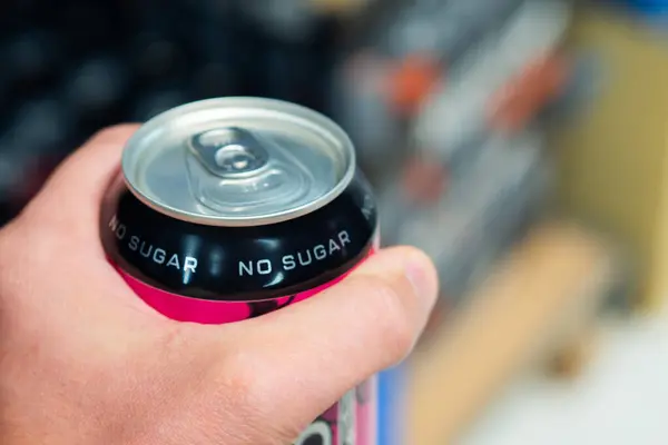 El ele tutuşmak Şekersiz içecek kutusu