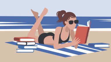 Plaj havlusunda uzanmış kitap okuyan bir kadın. Arka planda okyanus olan kumlu sahilde konumlanmış. Yanında bir yığın kitap var ve güneş gözlüğü takıyor..