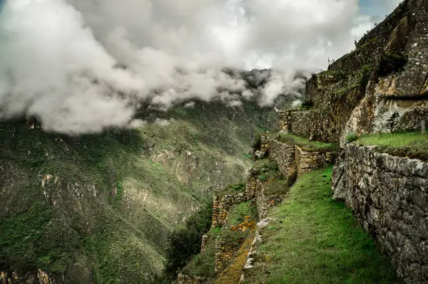 Antik Cucco şehrinin piktopik kalıntıları. Peru, Machu Picchu şehrinin yakınlarında yer almaktadır..