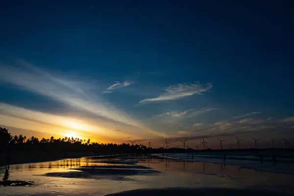 Gölün üzerinde güzel bir gün batımı