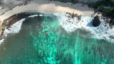 Tropikal sahil ve denizin çarpıcı hava manzarası. Kıyı kayalıklarının muhteşem manzarası. Diamond Beach Nusa Penida Endonezya Bali. 4K insansız hava aracı görüntüleri dji Mavic 3