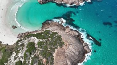 Hava aracı elektrikli mavi suyu görüntüler. Denizde büyük granit kayalar. Twilight Beach Esperance Avustralya. 4K Mavic 3 