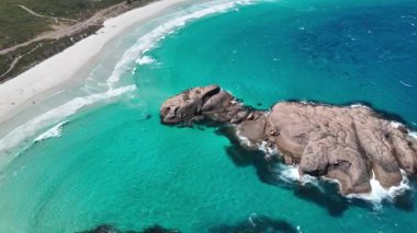 Hava aracı elektrikli mavi suyu görüntüler. Denizde büyük granit kayalar. Twilight Beach Esperance Avustralya. 4K Mavic 3 