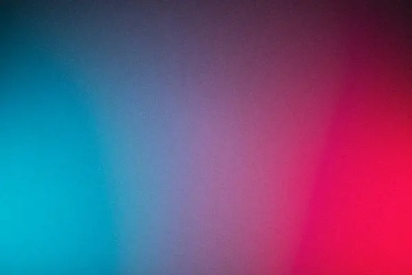 Modern dijital tasarım ve yaratıcı projeler için ideal mavi ve pembe renklerin pürüzsüz bir karışımına sahip soyut tanecikli gradyan arkaplan.