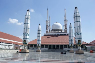 Semarang, Endonezya - 27 Kasım 2019: Semarang City, Endonezya 'da bulunan Büyük Orta Java Camisi veya Mescid Agung Jawa Tengah
