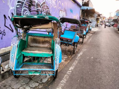 Salatiga, Endonezya - 31 Temmuz 2024: Endonezya 'nın yol kenarına Endonezya çocuk taksisi veya becak veya rickshaw parkı, geleneksel ulaşım