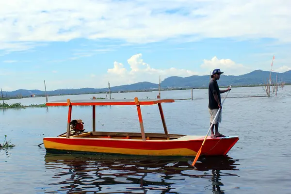 Semarang, Endonezya - 21 Haziran 2018: Rawapening Gölü 'ndeki renkli tekneler turistler için kullanıldı