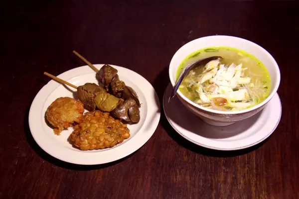 Tavuk çorbası tatmak ya da satay, tempeh ve kızarmış patates keki ile soto ayam