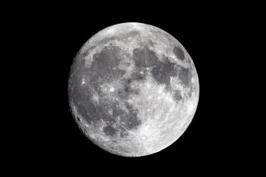 Dolunayın yüksek çözünürlüklü bir fotoğrafı karanlık gece gökyüzüne karşı yüzeyinin karmaşık detaylarını yakalıyor..