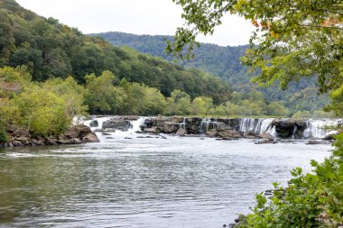 Sonbaharın Kucaklaşması Arasındaki Huzurlu Şelaleler