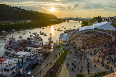 2022 Charleston Sternwheel Regatta 'da gerçekleşen olayların hava ve zemin görüntüsü