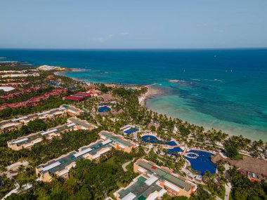 Lüks Cancun tatil köyünün kuş bakışı manzarası. Gök mavisi sularla tropikal zarafet sergiliyor..