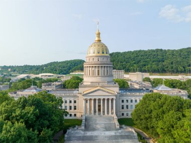 Kongre binasının tepesi 100 metrelik altın Birleşik Devletler Kongre Binası 'nın kubbesinden 1,5 metre daha uzundur. Kubbe bakır ve altın yapraklarla kaplı. Kubbe aslında 1931 'de Mack Jenney ve Tyler Şirketi tarafından yaldızlanmış..