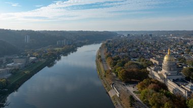 WV State Capitol 'ün yanında durgun Kanawha Nehri havadan görülür.