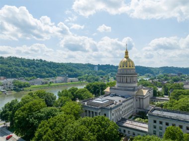 Kongre binasının tepesi 100 metrelik altın Birleşik Devletler Kongre Binası 'nın kubbesinden 1,5 metre daha uzundur. Kubbe bakır ve altın yapraklarla kaplı. Kubbe ilk olarak Mack Jenney ve Tyler Şirketi tarafından 1931 yılında yaldızlanmış. Kubbe oriye geri döndü.