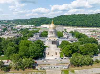 Kongre binasının tepesi 100 metrelik altın Birleşik Devletler Kongre Binası 'nın kubbesinden 1,5 metre daha uzundur. Kubbe bakır ve altın yapraklarla kaplı. Kubbe ilk olarak Mack Jenney ve Tyler Şirketi tarafından 1931 yılında yaldızlanmış. Kubbe oriye geri döndü.