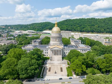 Kongre binasının tepesi 100 metrelik altın Birleşik Devletler Kongre Binası 'nın kubbesinden 1,5 metre daha uzundur. Kubbe bakır ve altın yapraklarla kaplı. Kubbe ilk olarak Mack Jenney ve Tyler Şirketi tarafından 1931 yılında yaldızlanmış. Kubbe oriye geri döndü.