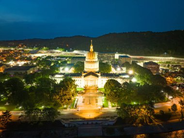 Kongre binasının tepesi 100 metrelik altın Birleşik Devletler Kongre Binası 'nın kubbesinden 1,5 metre daha uzundur. Kubbe bakır ve altın yapraklarla kaplı. Kubbe ilk olarak Mack Jenney ve Tyler Şirketi tarafından 1931 yılında yaldızlanmış. Kubbe oriye geri döndü.